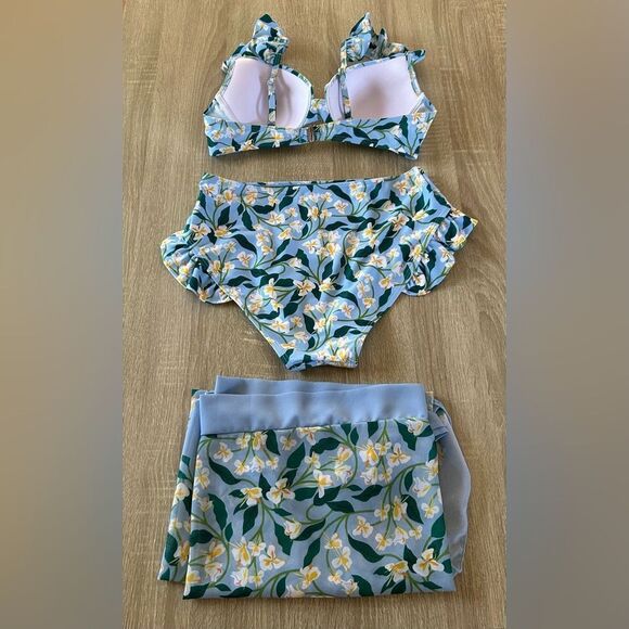 NWOT … Floral Ruffle “Size: M” 3 Piece Bikini Set - Picture 2 of 3